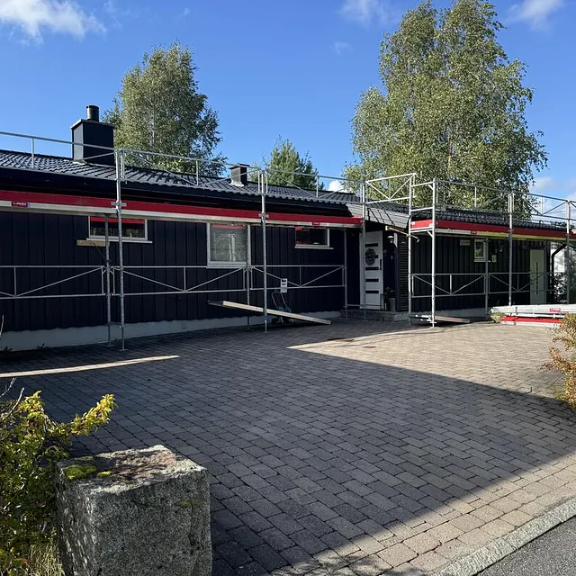 Fasade med stillas