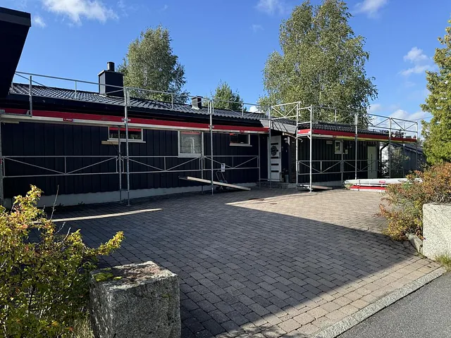 Fasade med stillas